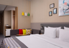 Отель Holiday Inn Perm Делюкс с 1 кроватью king-size (200*200) и раскладывающимся диваном