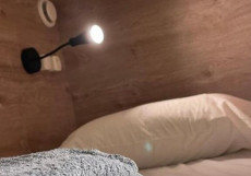 Shelterz Три Вокзала Одноместный номер Эконом-класса (без окна, верхняя кровать) (общая ванная комната)