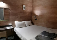 Shelterz Три Вокзала Двухместный номер Классический (без окна, нижняя кровать, высокий потолок) двуспальная кровать (общая ванная комната)