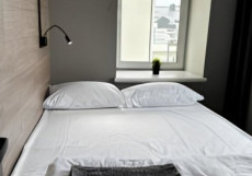 Shelterz Три Вокзала  Двухместный номер Улучшенный (нижняя кровать, высокий потолок) двуспальная кровать (общая ванная комната)