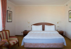 Рэдиссон Славянская Отель - Radisson Slavyanskaya Hotel Двухместный полулюкс для гостей с ограниченными физическими возможностями  двуспальная кровать