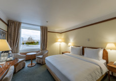 Рэдиссон Славянская Отель - Radisson Slavyanskaya Hotel Двухместный номер Улучшенный с видом на реку  двуспальная кровать