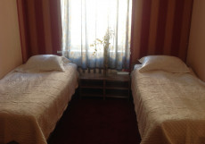 Хостел Самовар Двухместный номер Стандартный с балконом  2 отдельные кровати (общая ванная комната)