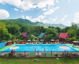 Отель "База отдыха Горная деревня" (с бассейном | детская площадка, мангалы)